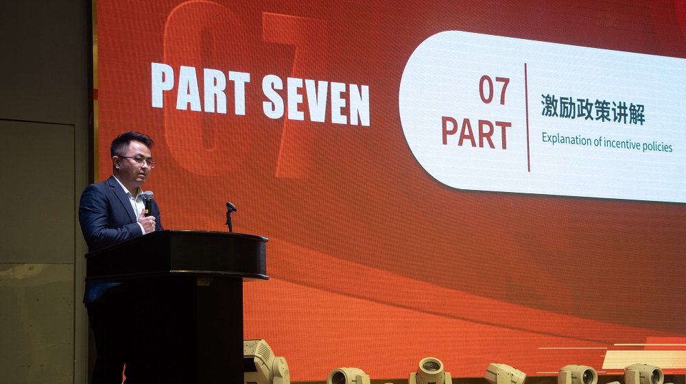 Director Hu Kangkang delivered a speech